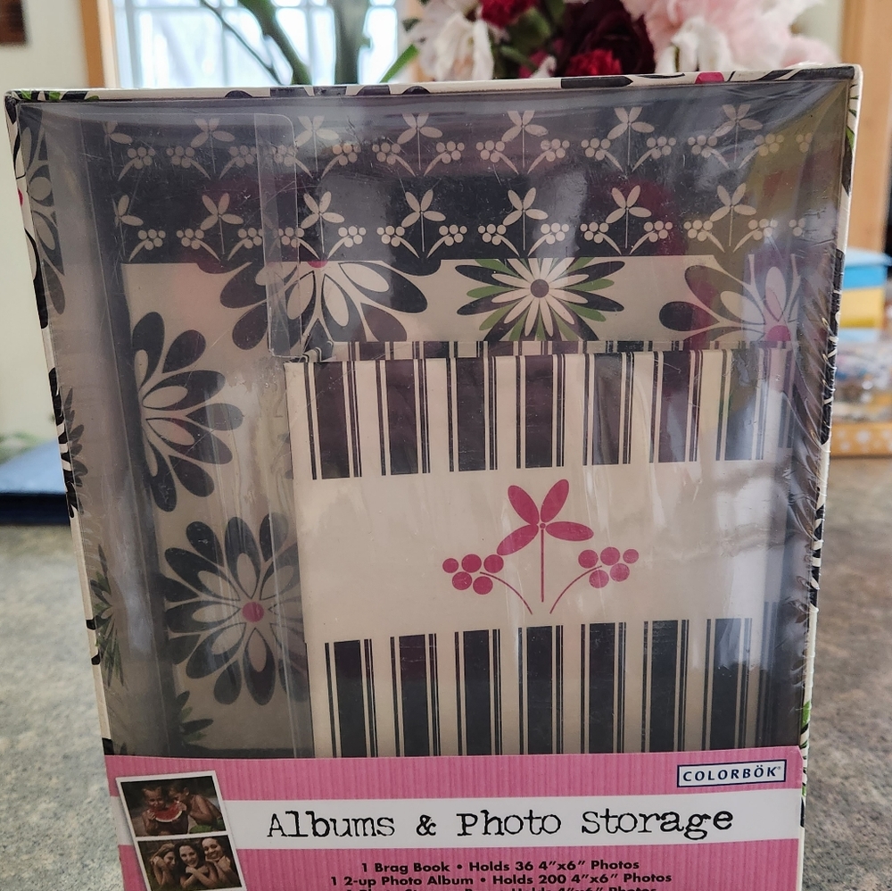 NIB - Colorbok.. Photo album and brag book + storage box all in one.